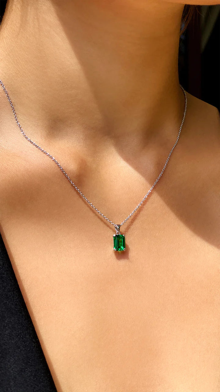CARAT LONDON FULTON EMERALD GREEN DOUBLE PRONG PENDANT NECKLACE 9ct White Gold
