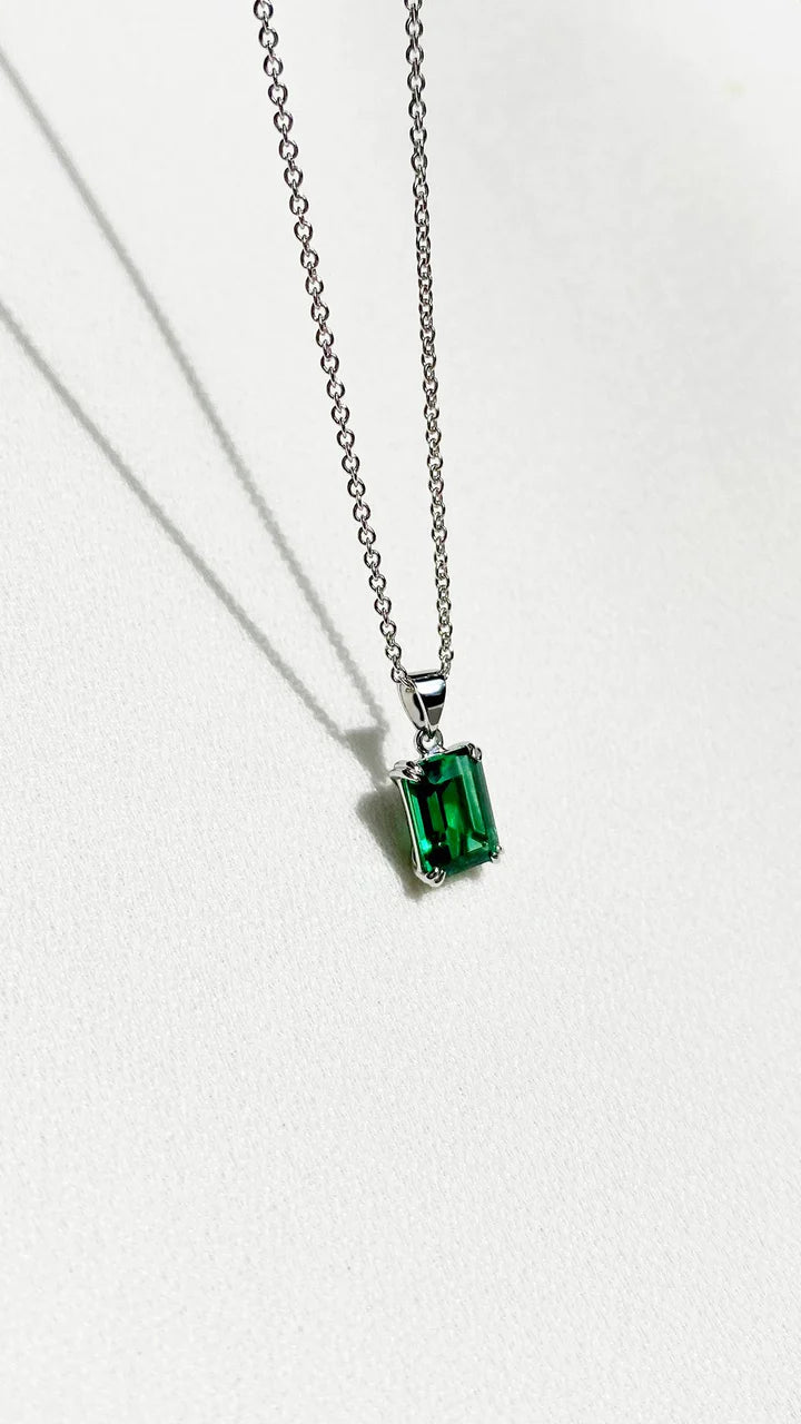 CARAT LONDON FULTON EMERALD GREEN DOUBLE PRONG PENDANT NECKLACE 9ct White Gold