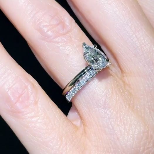 CERTIFIED 18ct GOLD PEAR DIAMOND ENGAGEMENT RING 1.00ct