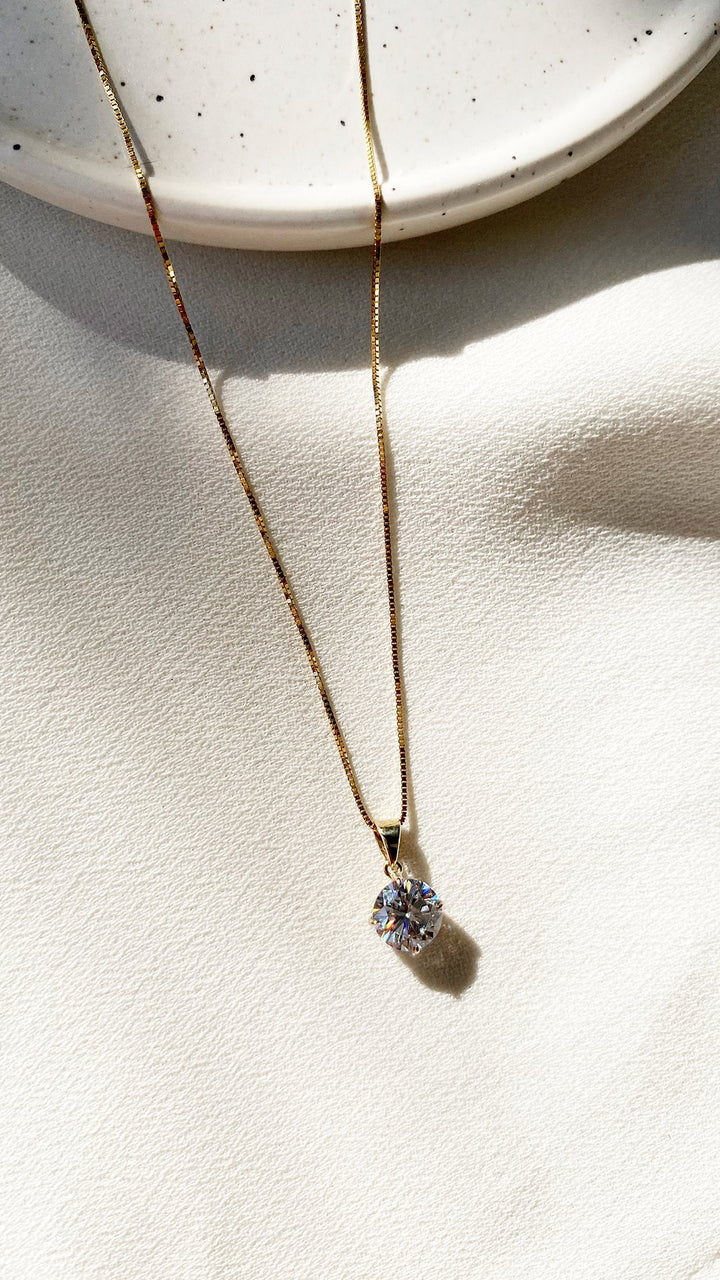 CARAT LONDON HAZEL FOUR PRONG ROUND PENDANT & NECKLACE YELLOW GOLD